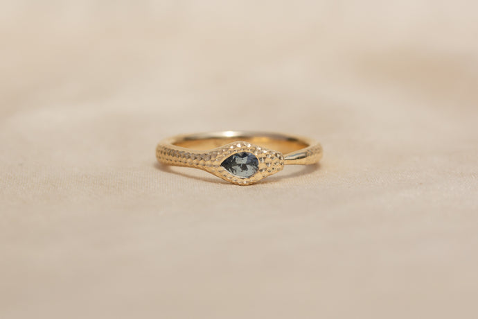 Ouroboros | pear blue sapphire | size 6